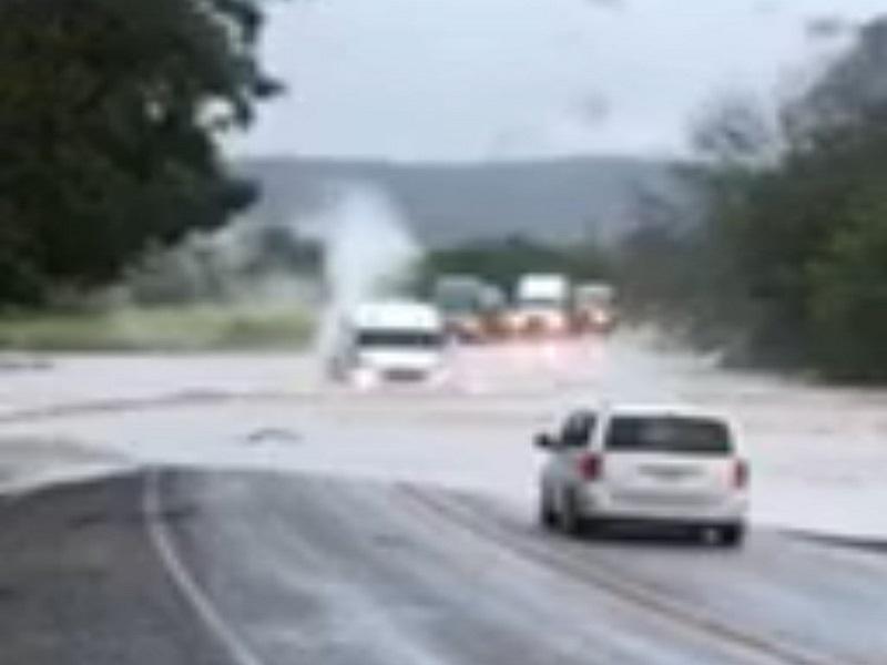 Cierran varios caminos rurales por las intensas lluvias en la región sur de Texas. (video)
