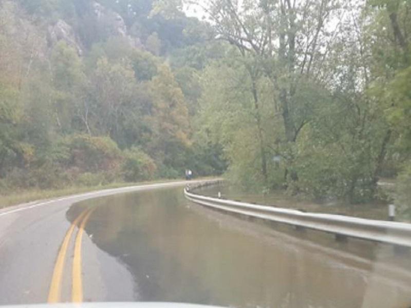 Siguen cerrados varios caminos rurales por las intensas lluvias en Uvalde 