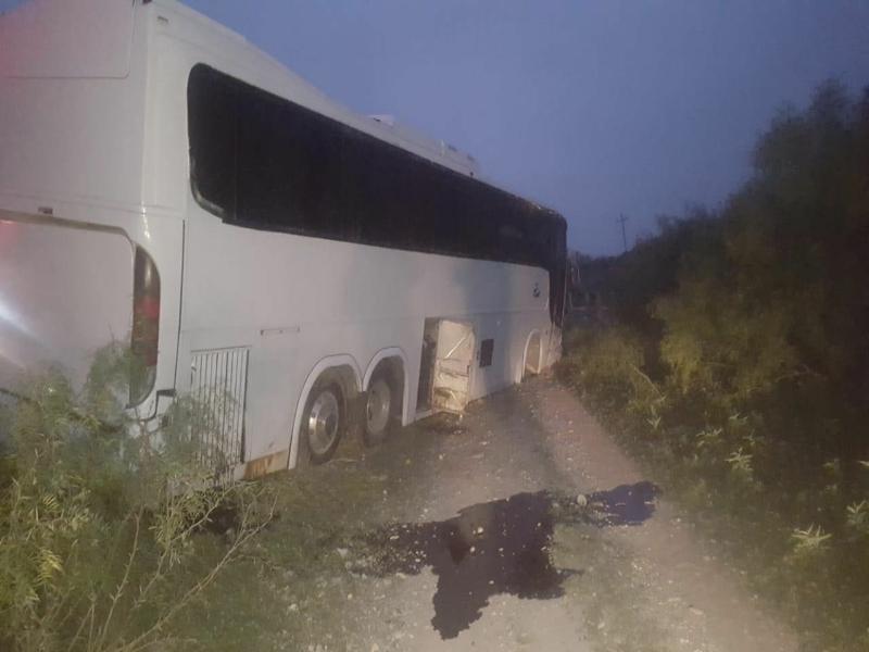 Se sale autobús de la carretera en tramo Acuña- Zaragoza, se le voló la llanta