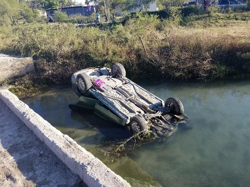 Cae con todo y automóvil al río Escondido en el municipio de Zaragoza