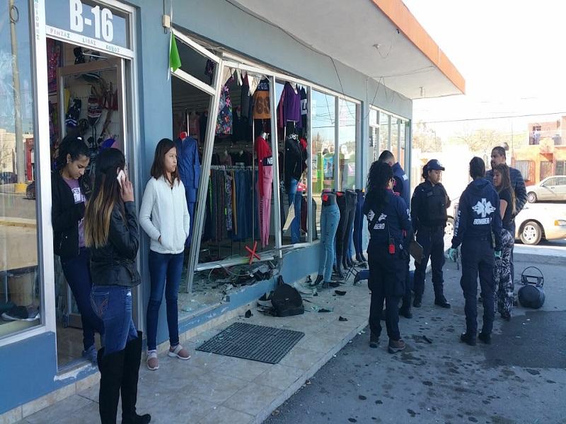 Mujer se introdujo con todo y vehículo a tienda de ropa en Piedras Negras