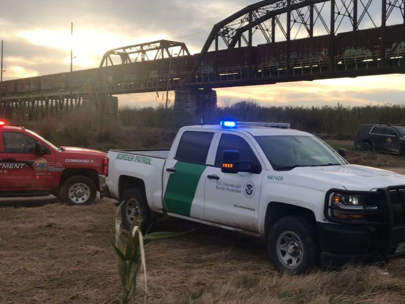 Rescataron a niño de 2 años que cruzó el río Bravo con su madre