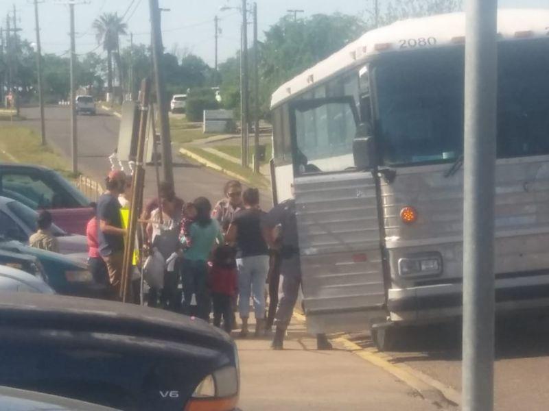 Liberan a indocumentados centroamericanos en estacionamiento público del centro de Eagle Pass