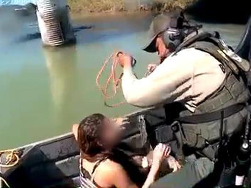 Rescataron a jovencita indocumentada a punto de ahogarse en el río Bravo. (video)