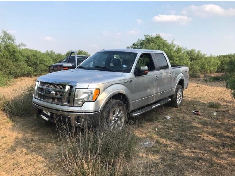 Detuvieron en Carrizo Springs camioneta robada donde transportaban 8 indocumentados 