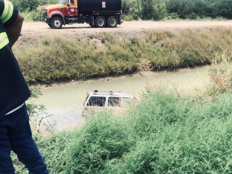 Perdió  mujer de Eagle Pass el control del volante y cayó en su auto al canal de riego