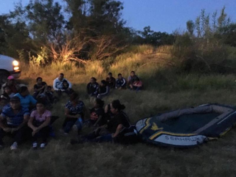 Arrestaron a traficante mexicano cuando cruzaba a 22 indocumentados por el río Bravo 