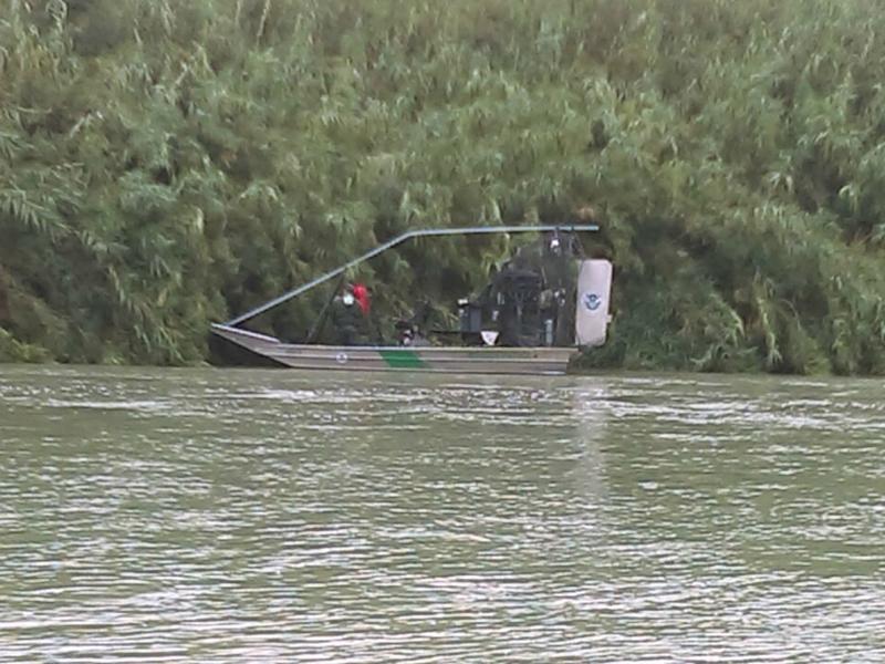 Rescataron a indocumentada y a su hijo atrapados en el río Bravo en Eagle Pass. (video)