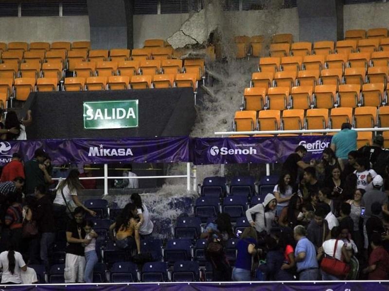 En partido del Mundial de Voleibol en Aguascalientes, lluvias derrumban el techo del estadio