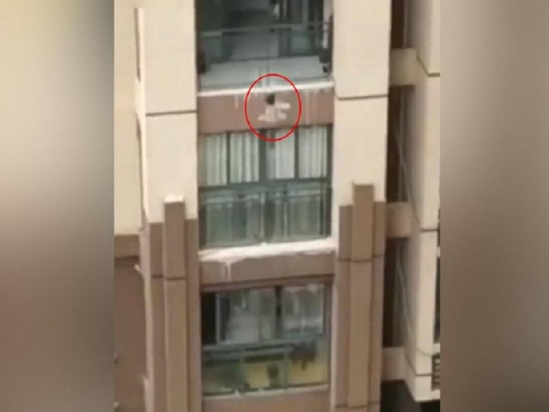 Video muestra a vecinos que salvan con una manta a niño que cae desde un sexto piso. (video)