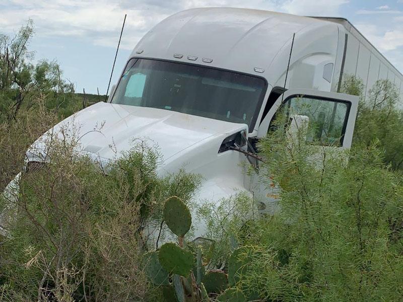 Sufre accidente trailero de Piedras Negras en la carretera 57 a la salida de Eagle Pass