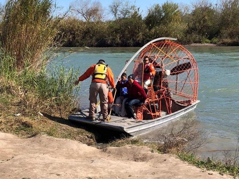Rescatan a migrantes venezolanos varados en el río Bravo en Piedras Negras