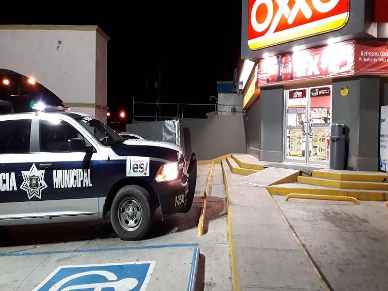 Encapuchados armados asaltaron tienda de conveniencia en Piedras Negras. (VIDEO)
