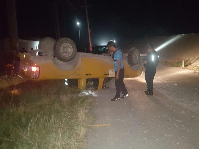 Conductor de una Pickup vuelca su unidad y cae del puente Morelos-Nava