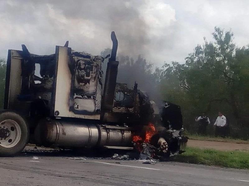 Enfrentamiento entre civiles deja dos autobuses dañados y un tráiler incendiado en Tamaulipas