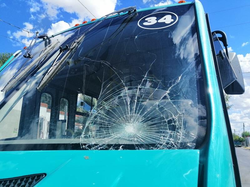 Se estrellan ciclistas contra un camión de transporte en Piedras Negras. (video)