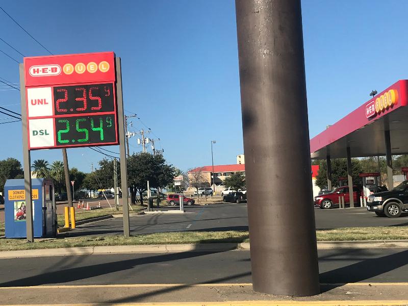 Tras meses sin variaciones, esta semana bajó el precio del galón de gasolina en Eagle Pass