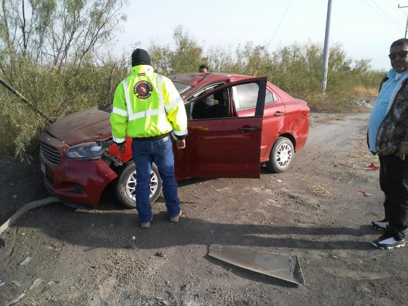 Conductor resultó ileso tras volcarse en el municipio de Nava