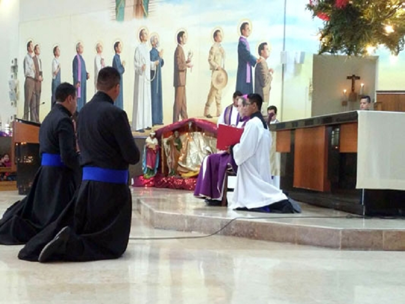 Impone obispo sotanas a 8 seminaristas