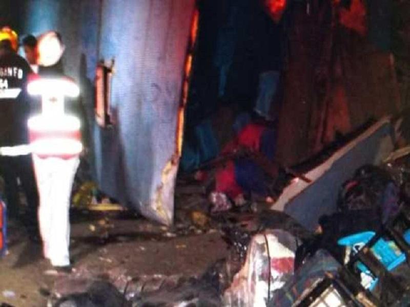 Suman 14 muertos por volcadura de autobús en Chihuahua