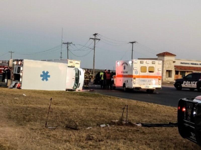 Dos paramédicos lesionados dejó volcadura de ambulancia en Eagle Pass