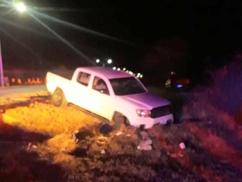 Cayó pickup en una acequia sobre la carretera Allende-Morelos