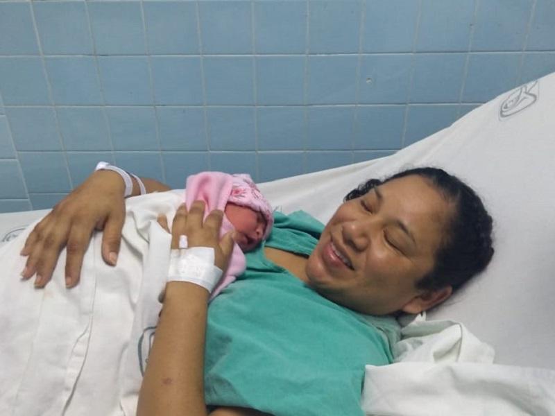 Una sorpresa y un regalo adelantado de cumplea&ntilde;os para su mam&aacute; el nacimiento de la primera beb&eacute; del 2020