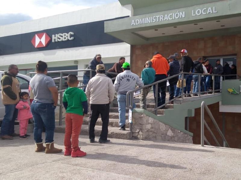 Abarrotaron contribuyentes cumplidos la oficina de Administraci&oacute;n Fiscal en Piedras Negras