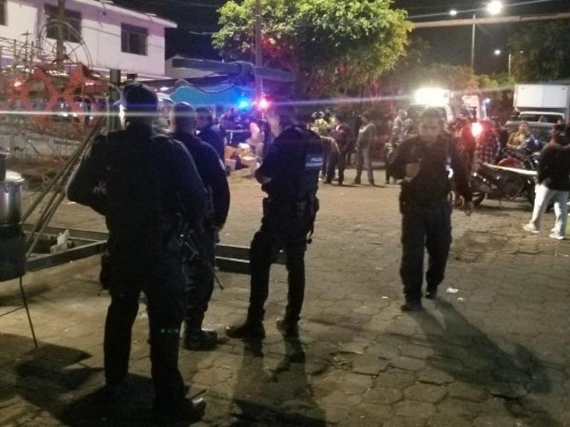 Al menos 1 muerto y 8 lesionados dej&oacute; derrumbe de castillo de pirotecnia en Michoac&aacute;n