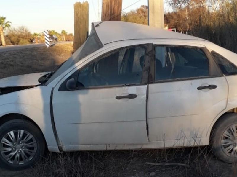 Joven se salva de morir tras impactarse contra un poste a la salida de Morelos