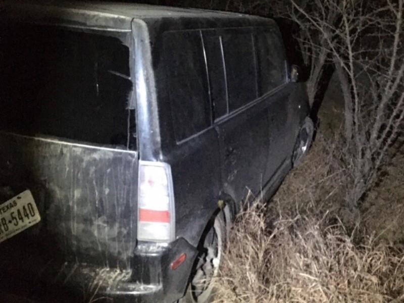 Mujer destrozó su auto al salirse de la carretera para no atropellar a un animal en Eagle Pass