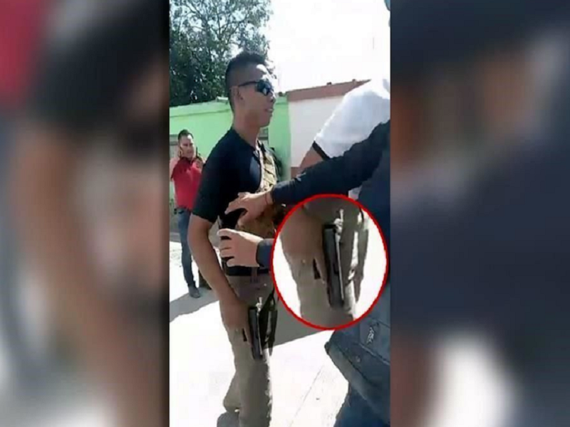 Amaga policía con un arma en mitin de AMLO en Morelos. (video)