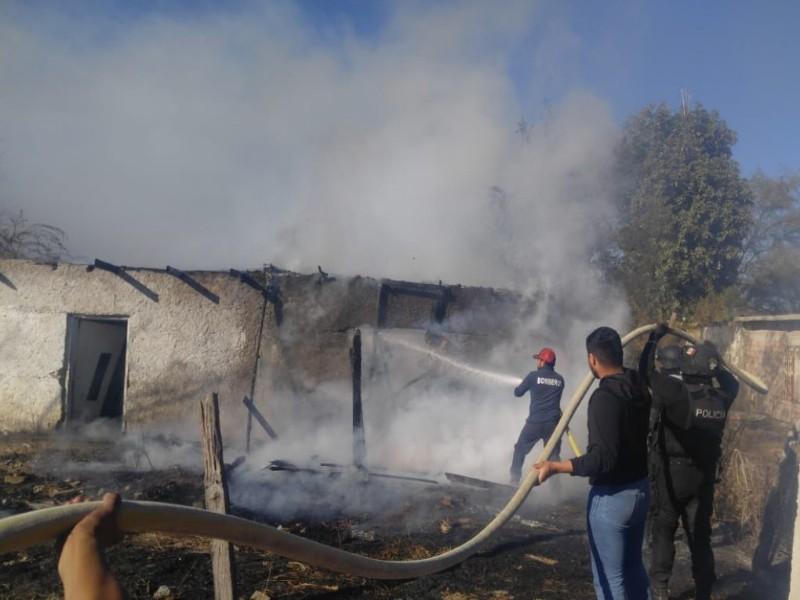 Voraz incendio consume humilde vivienda en Nava