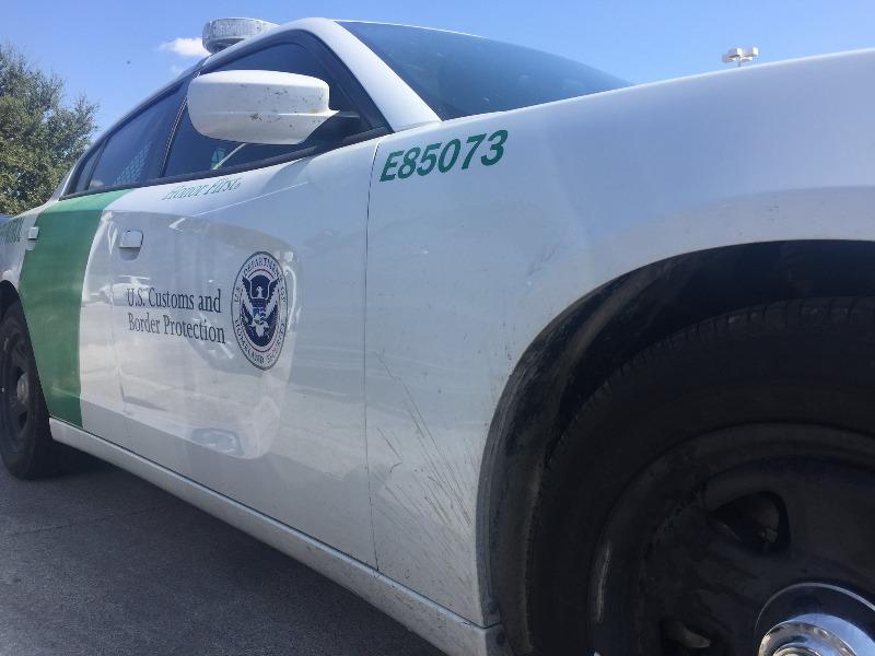 Contrabandistas usaron auto rentado para traficar migrantes por Eagle Pass