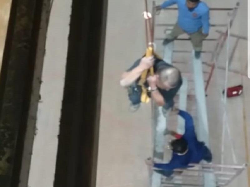 Trabajador quedó colgado a 12 metros de altura cuando instalaba lámparas en Piedras Negras. (video)