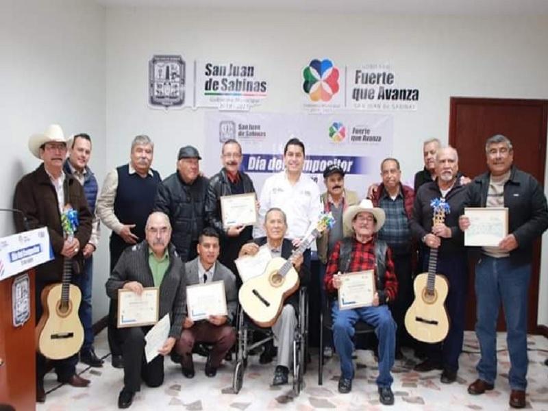 Reconoce alcalde Julio Long a compositores de San Juan de Sabinas