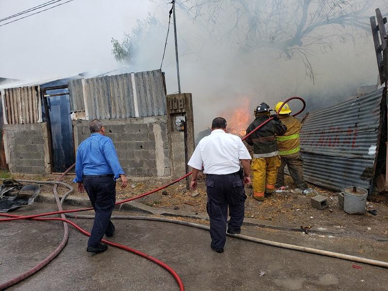 Voraz incendio consumió dos humildes viviendas en Piedras Negras. (video)