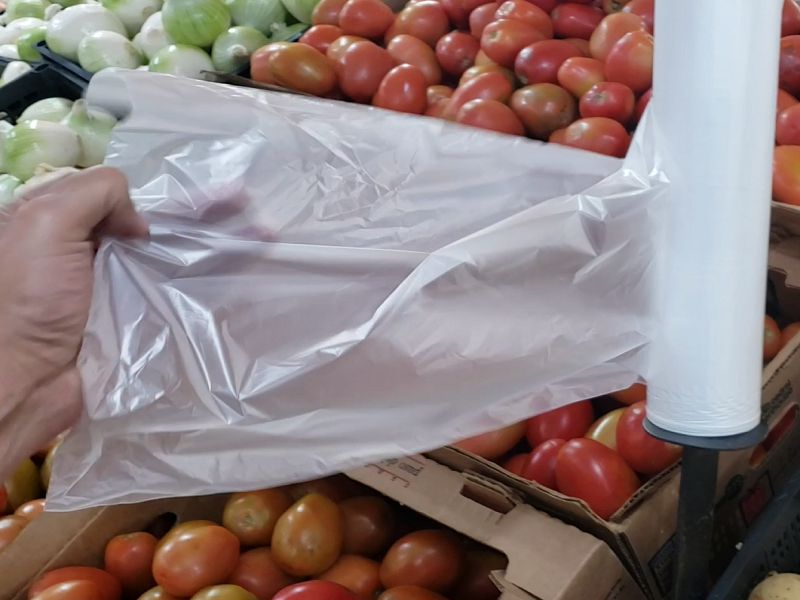 Centros comerciales seguirán otorgando bolsas de plástico transparentes para la fruta y verdura. (video)