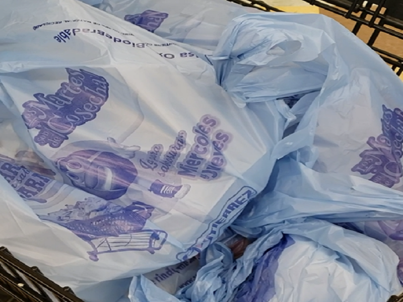 Son oxobiodegradables las bolsas de plástico que aún otorgan centros comerciales a sus clientes en Piedras Negras. (video)