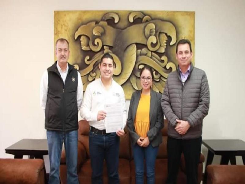 Firma alcalde Julio Long convenio de colaboración con la CFE