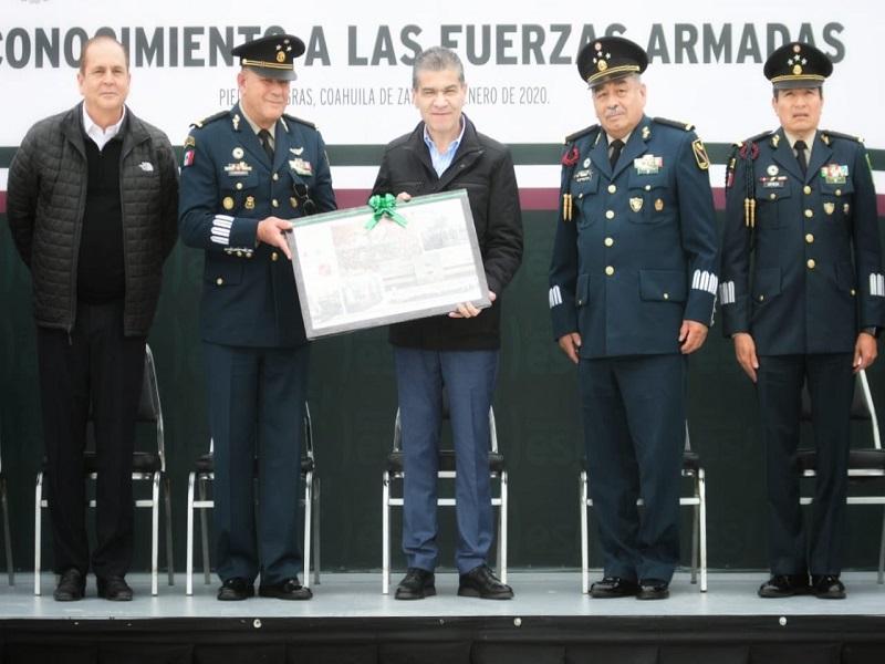 Gobernador entregó reconocimientos a elementos del Ejército que enfrentaron al CDN en Villa Unión. (video)