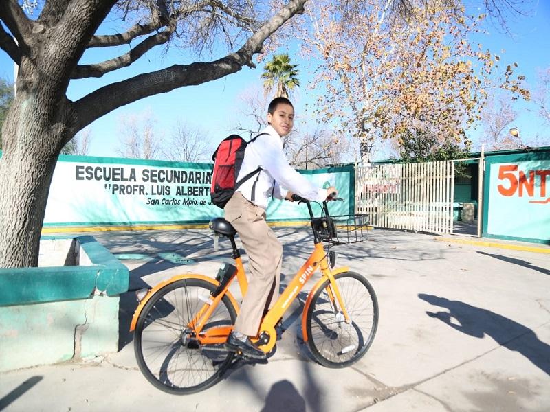 Reparte DIF Coahuila bicicletas a alumnos en Jiménez para facilitar su traslado a la escuela