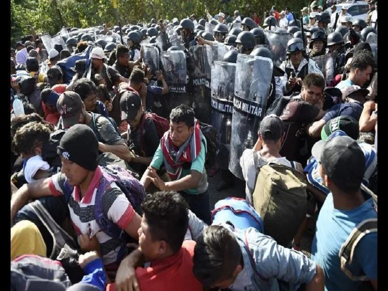 Guardia Nacional frena a golpes a caravana de casi mil migrantes en Chiapas