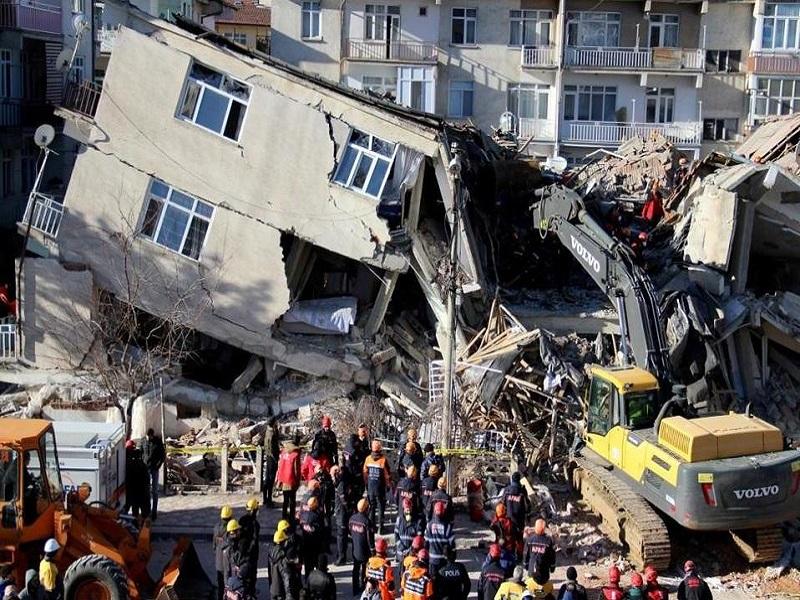 Se eleva a 22 la cifra de muertos por sismo en Turqu&iacute;a