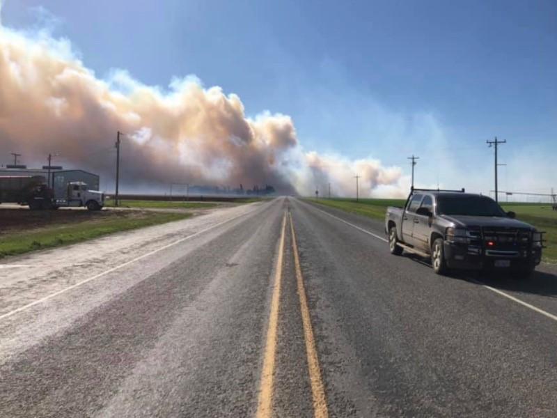 Sigue cerrada la carretera 57 en Batesville, continúa el incendio de pacas de algodón 