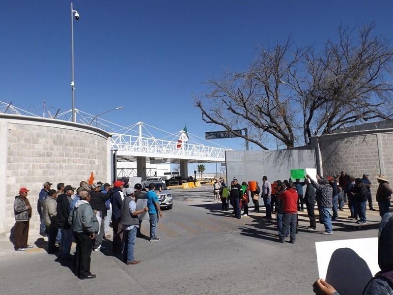 Protestan operadores de combis en Aduana de Acu&ntilde;a; exigen negociar concesiones