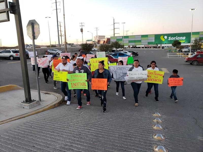Marchan pacíficamente contra presunta detención arbitraria de joven acusada de halconeo en Piedras Negras