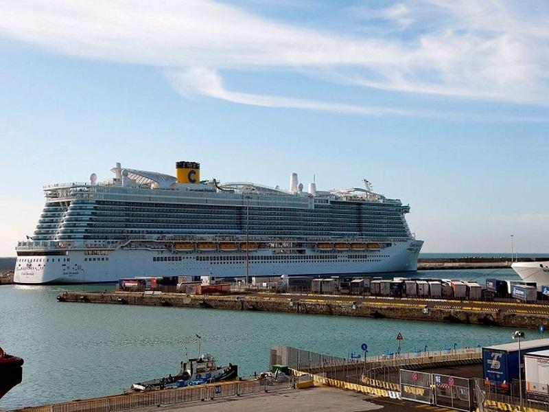 Bloquean a seis mil pasajeros de crucero en Italia por posibles casos de coronavirus