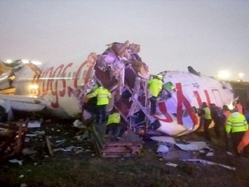 Avión de pasajeros de Turquía se sale de la pista, se incendia y se parte en tres (Video)