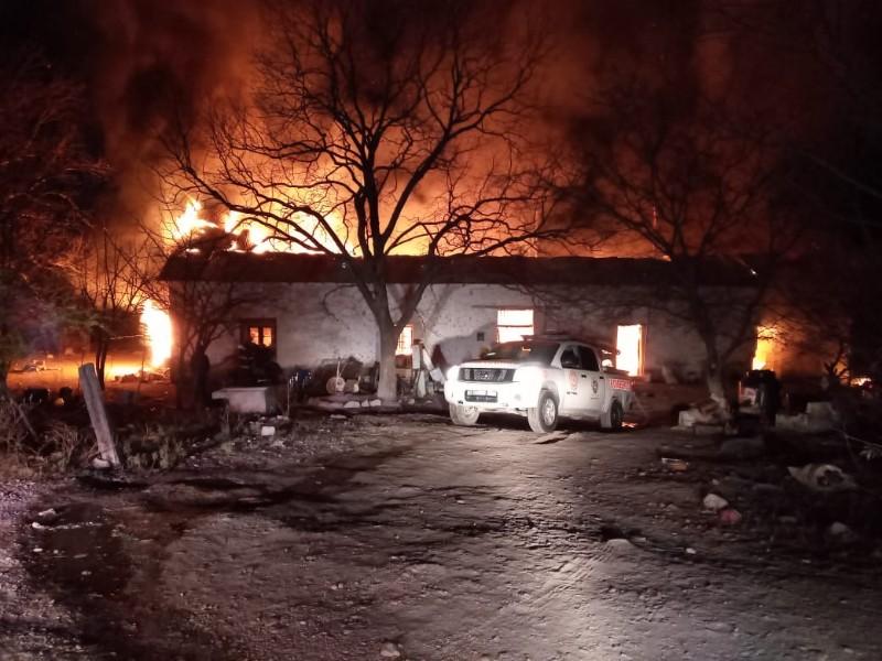 Voraz incendio consumió una vivienda en la congregación Río Bravo en Allende